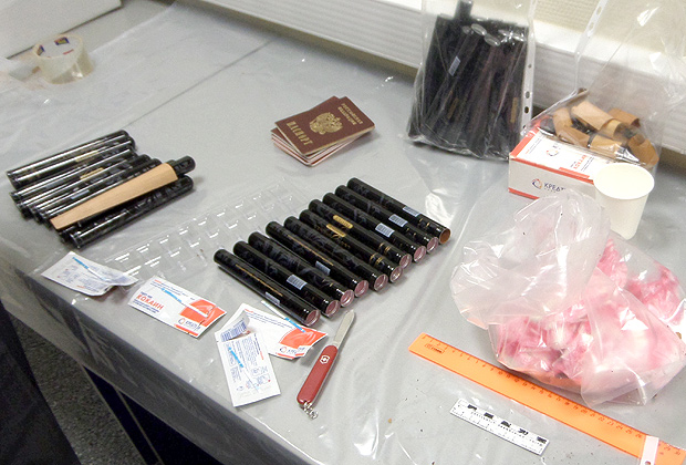 В багаже обнаружено и изъято более 947 граммов кокаина, сокрытого в металлических тубусах из-под сигар, март 2015 года