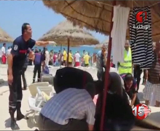 Кадр из новостного сюжета, посвященного расстрелу на тунисском пляже