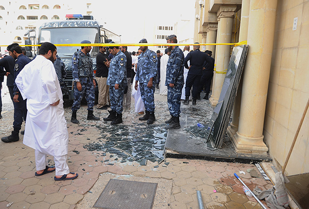 Полиция возле шиитской мечети в Кувейте, где произошел взрыв