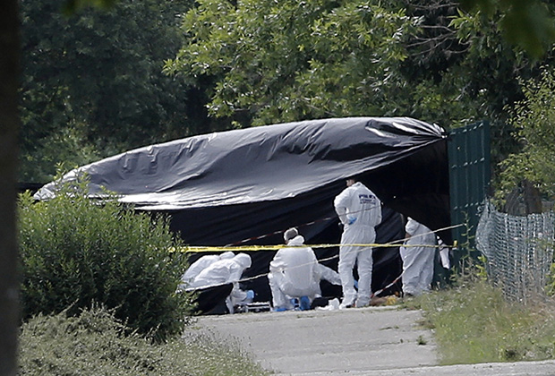 Полиция осматривает место теракта на химзаводе во Франции