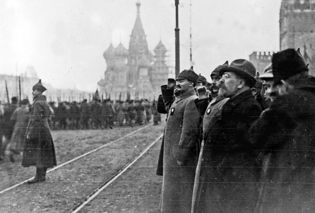 Лев Троцкий принимает военный парад, 20 ноября 1922 года
