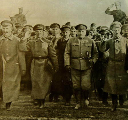 Лев Троцкий (справа) и командиры Красной армии, 1918 год