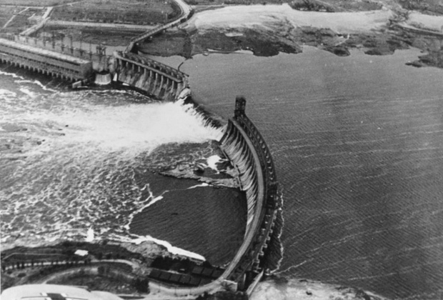 Взорванная плотина Днепрогэса, сфотографированная с немецкого самолета, 1941 год