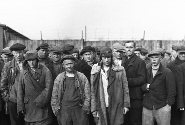 Группа советских подневольных рабочих шахты Адольфа фон Ханземанна на территории лагеря в Дортмунд-Менгеде