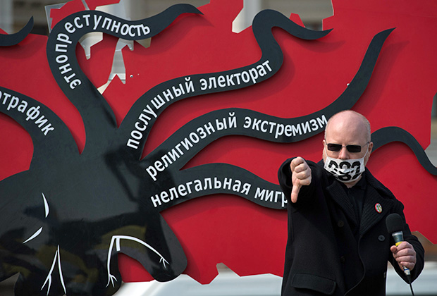 Националист Константин Крылов выступает на митинге в рамках общероссийской акции «Визам — да!» за введение визового режима со странами Средней Азии и Закавказья