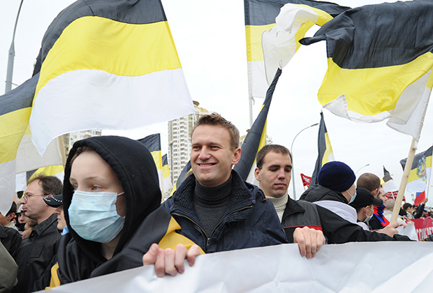 Блогер Алексей Навальный (в центре) на митинге «Русский марш» в столичном районе Люблино