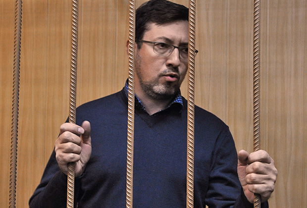 Бывший лидер Движения против незаконной иммиграции Александр Поткин (Белов) перед началом заседания Тверского районного суда