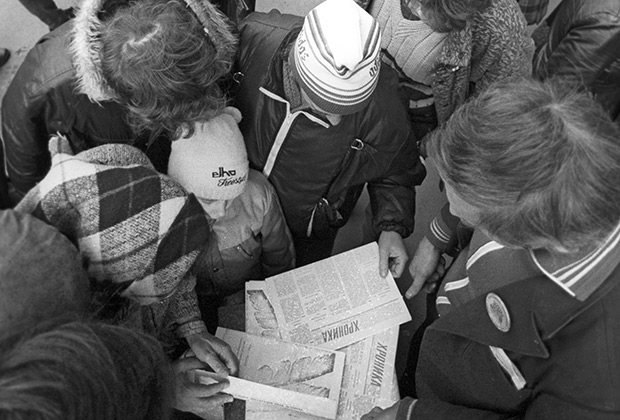 Москвичи покупают самиздатовскую прессу, 1989 год