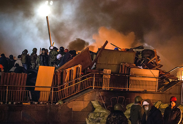 Евромайдан. Сторонники оппозиции у горящей баррикады на площади Независимости, где начались столкновения митингующих и сотрудников милиции. 2014 год