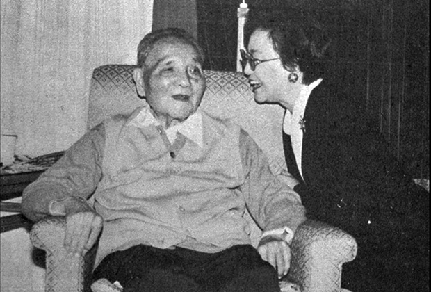 Страдающий от болезни Паркинсона Дэн Сяопин (китайскому лидеру 91 год)