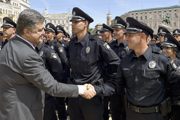 Петр Порошенко на церемонии принесения присяги cотрудниками патрульной полиции на Софиевской площади