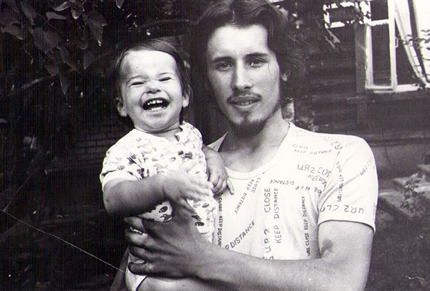 С дочкой Машей, 1982 год