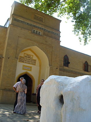 Камень, под которым якобы закопали глаза зачинщиков мятежа в XVIII веке (на переднем плане) и главный вход в Джума-мечеть