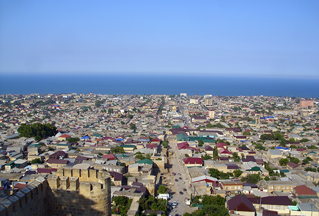Вид на город с цитадели Нарын-кала