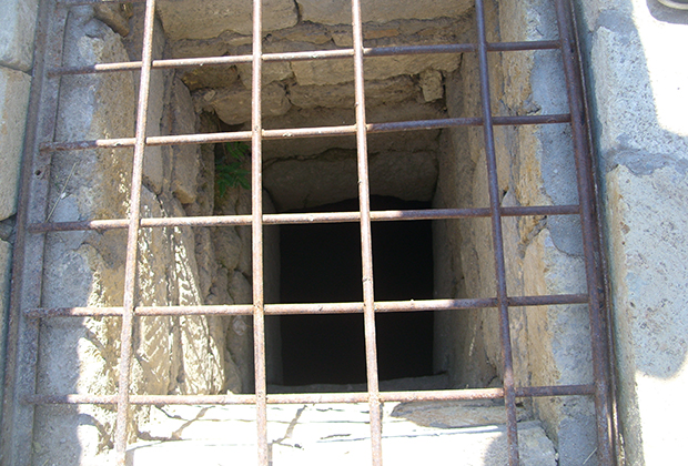 Малый зиндан в крепости Нарын-кала
