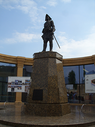 Памятник Петру перед зданием музея