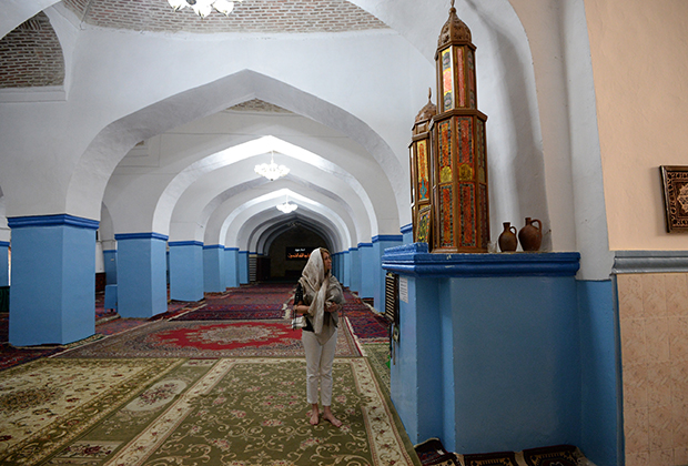 Внутри Джума-мечети