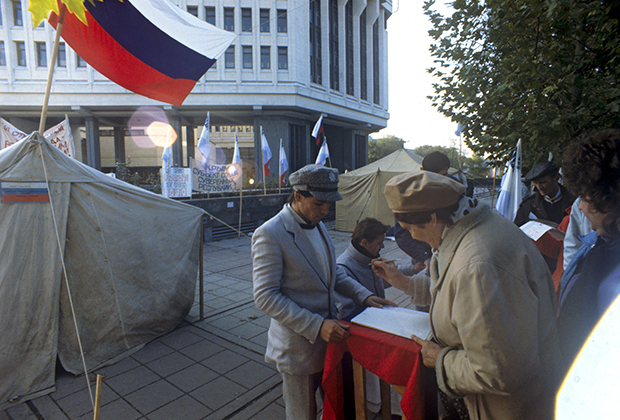Активисты собирают подписи с требованием проведения референдума о независимости Крыма. 1991 год