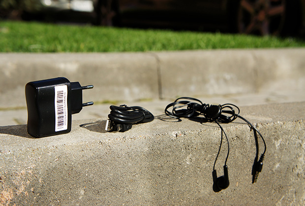 Зарядное устройство, USB-microUSB шнур и гарнитура