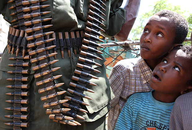 Сомалийские дети смотрят на солдата Переходного правительства