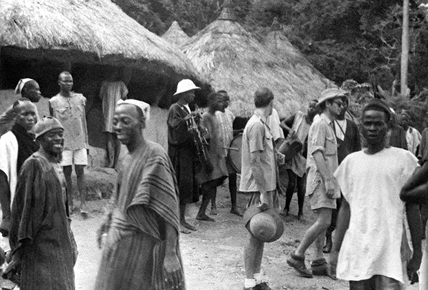 Белые колонисты в деревне на реке Нигер (современная Нигерия), 1947 год