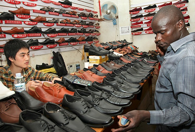 Магазин обуви, принадлежащий китайцам, в Кампале (Уганда)