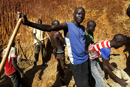 Золотоискатели работают в родовой деревне президента США Обамы —  Ньянгомо Когело, недалеко от Найроби, столицы Кении