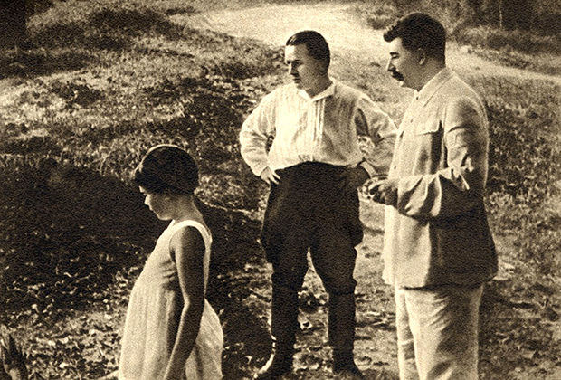 Иосиф Сталин (справа), Сергей Киров и дочь Сталина Светлана, 1934 год