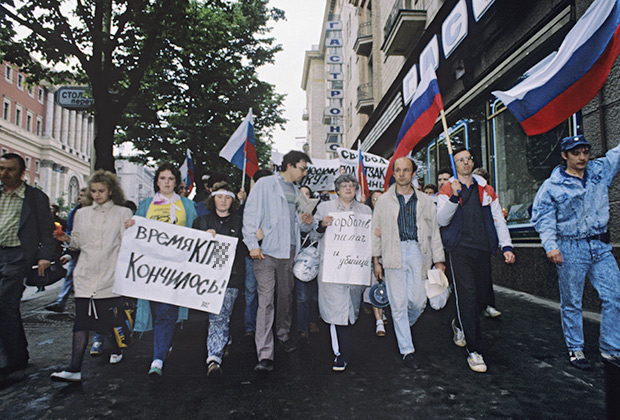 Валерия Новодворская (в центре), 1990 год