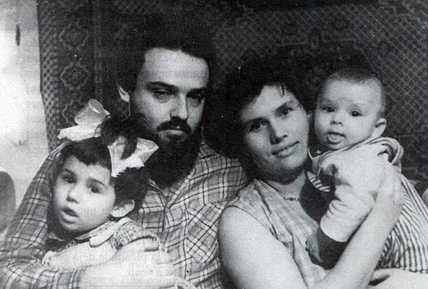 Александр Мень с семьей