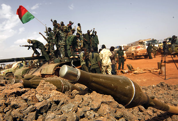 Суданские солдаты празднуют победу в Хеглиге. 23 апреля 2012