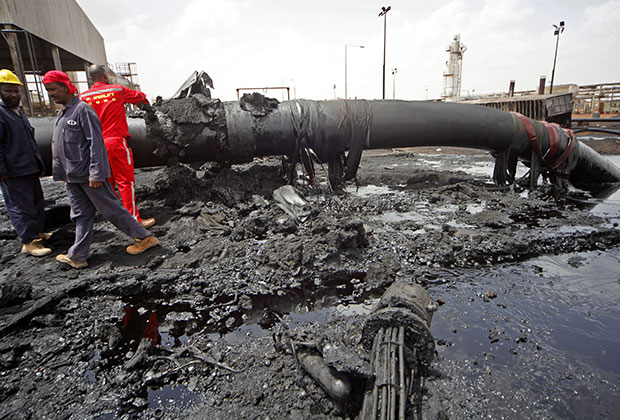 Суданские специалисты осматривают поврежденный во время боев нефтепровод в Хеглиге. 23 апреля 2012