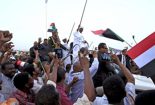 Президент Судана Омар аль-Башир и его сторонники. 15 июня 2015