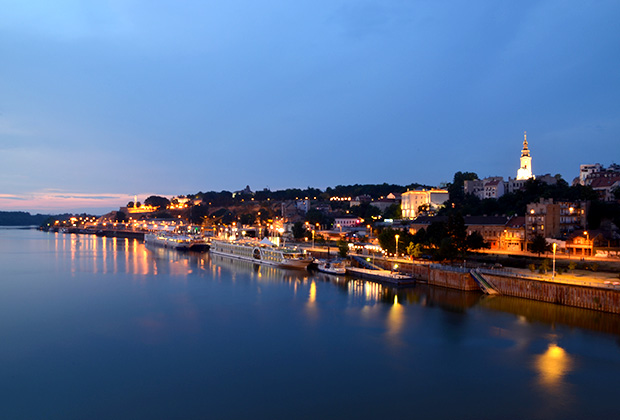 Кажется, что вечерний Белград купается в водах реки 