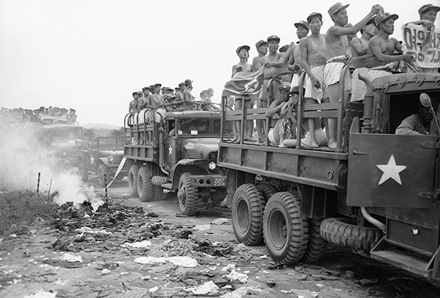 Северокорейских солдат везут к точке обмена военнопленными, 1953 год