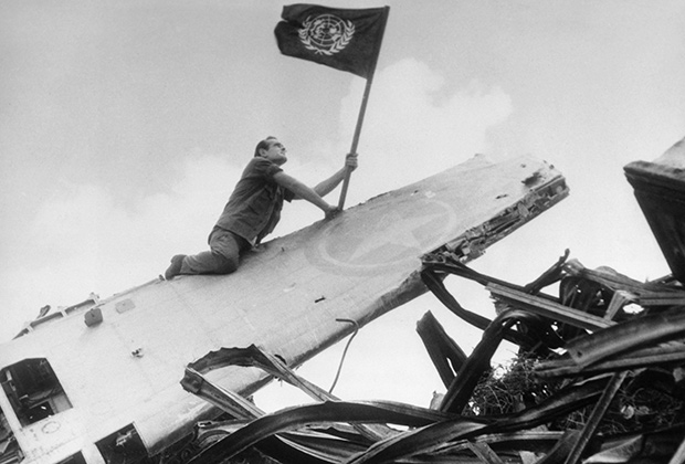 Американский солдат водружает флаг ООН на крыло сбитого «Яка», 1951 год