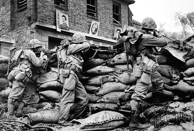 Силы ООН ведут огонь из-за баррикад в Сеуле (Южная Корея), 1950 год