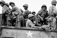 Южнокорейские солдаты уезжают от демилитаризованной зоны после заключения соглашения о перемирии между Северной и Южной Кореей, 1953 год