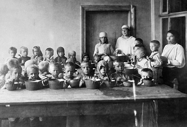 Голодающих детей Поволжья кормят обедом, 1921 год