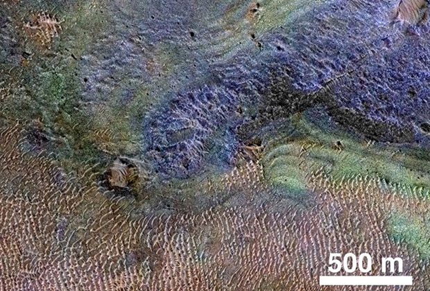 Снимок, показывающий содержание карбонатов (солей и эфиров угольной кислоты, отмечены зеленым цветом) на Марсе над участком гробенов Нили.