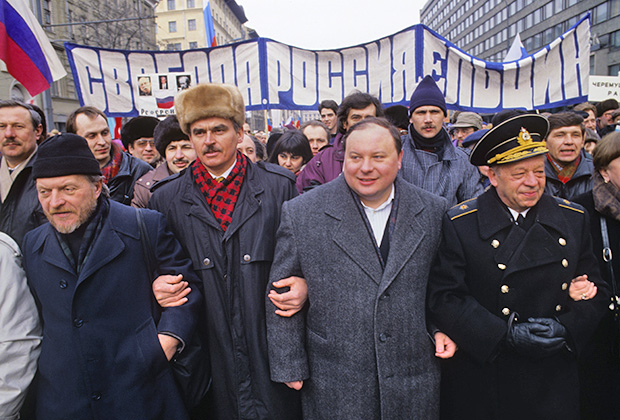 Журналист и писатель Тимур Гайдар и  экономист Егор Тимурович Гайдар во время шествия по улицам Москвы
