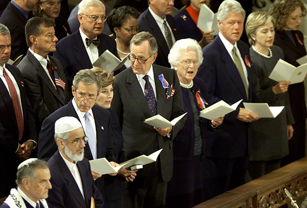 Джордж Буш-младший, Джордж Буш и Билл Клинтон с супругами в Вашингтонском национальном соборе. 14 сентября 2001