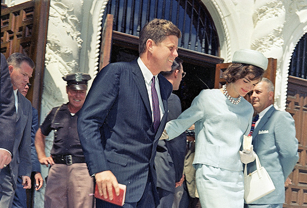 Джон Кеннеди и его супруга Жаклин после пасхального богослужения. 2 апреля 1961