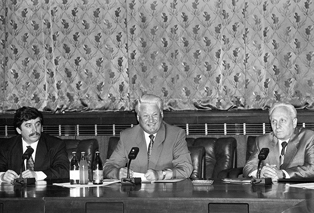 Борис Ельцин во время встречи с главами администраций областей Российской Федерации