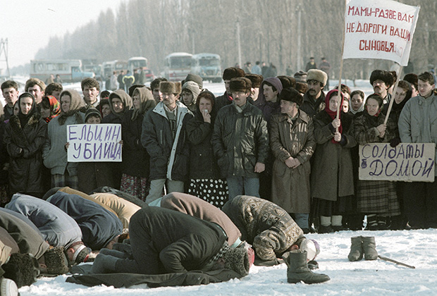Жители Ингушетии проводят митинг против ввода войск в Чечню