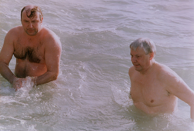 Борис Николаевич Ельцин и начальник его охраны Александр Коржаков купаются в море