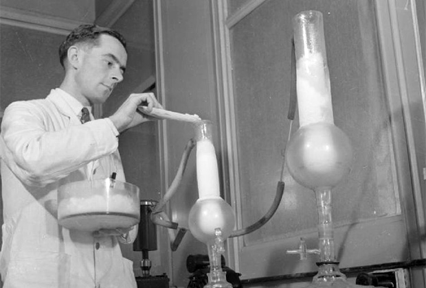Лаборант готовит пенициллин (1940-е годы)