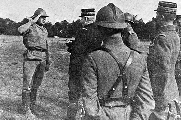Генерал Жоффр (в центре) награждает русского солдата. 1916 год