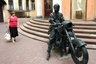 Памятник Виктору Цою в Санкт-Петербурге у кинотеатра «Аврора»