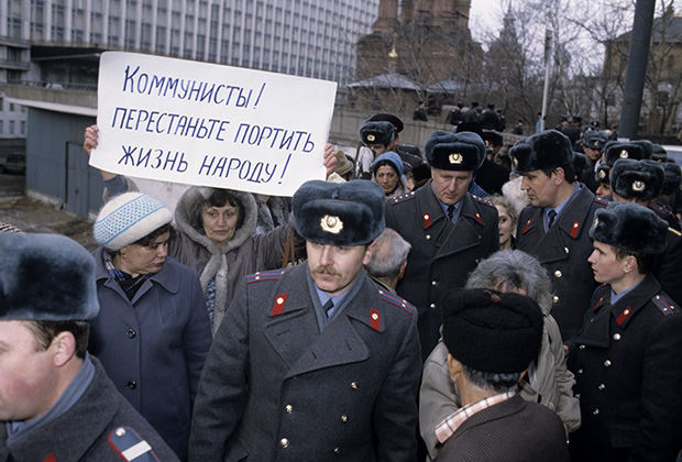 Митинг движения «Демократическая Россия» в поддержку российских депутатов в день открытия Внеочередного съезда народных депутатов РСФСР, 1991 год
